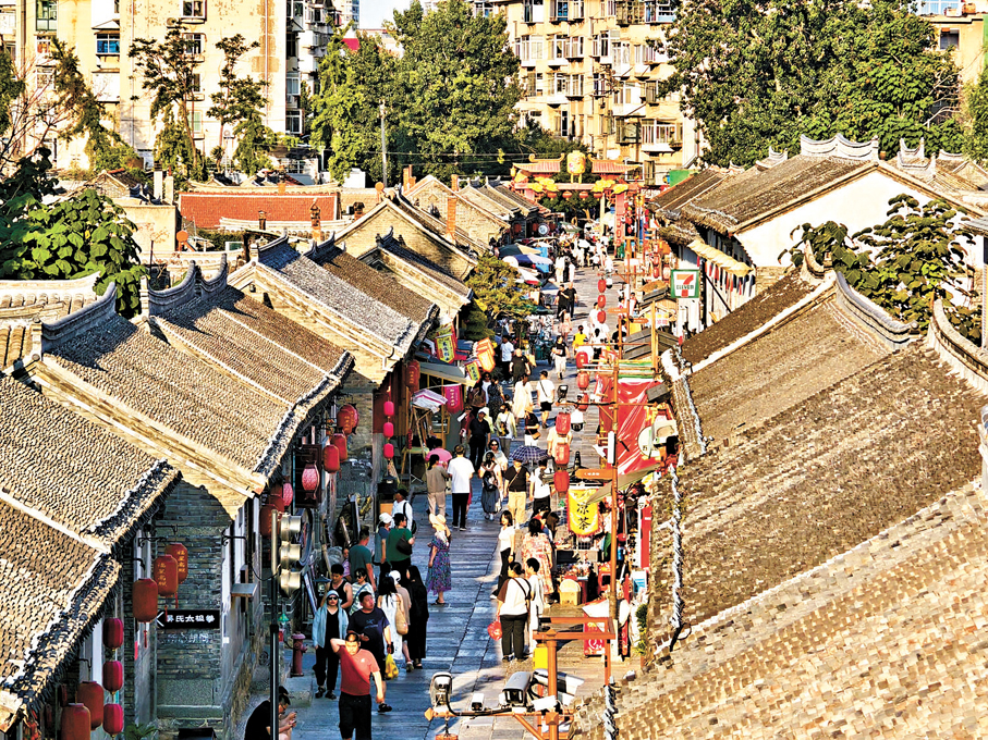 ◆市民及遊客在「所城里」串街走巷。