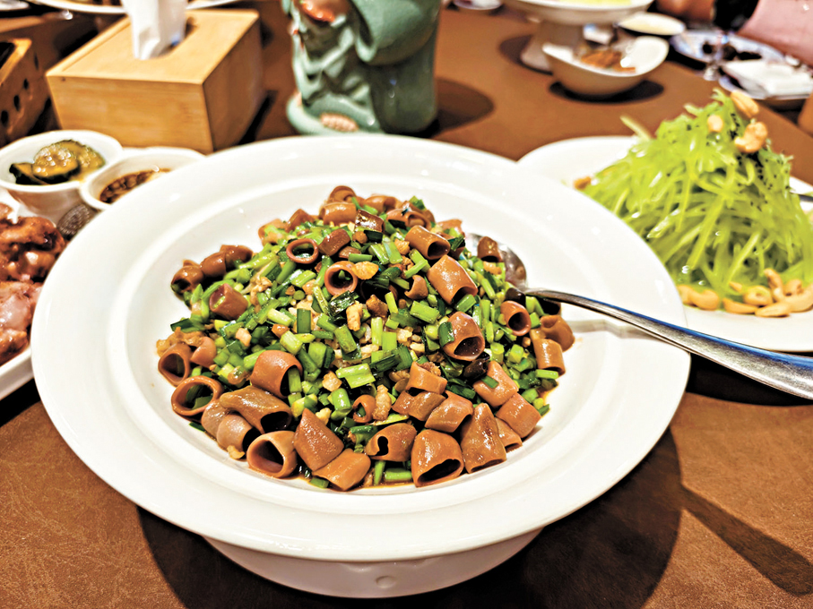 ◆海腸撈飯是值得嘗試的煙台特色主食。