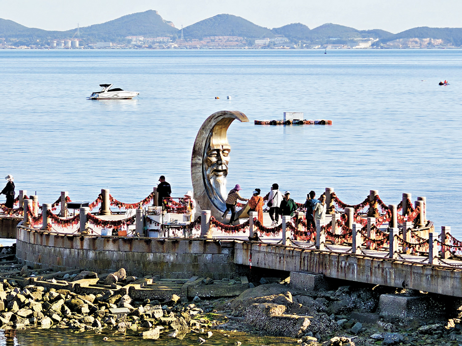 ◆月亮灣的橋上繫滿了許願牌。