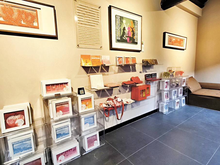 ◆「所城里」的剪紙藝術館售有多款紀念品。