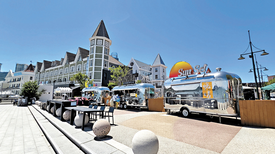 ◆海昌漁人碼頭設有許多餐車。