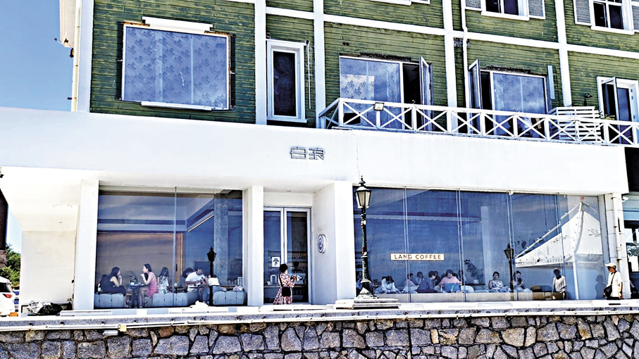 ◆人們可以坐在裝有落地窗的咖啡廳看海鷗翱翔。