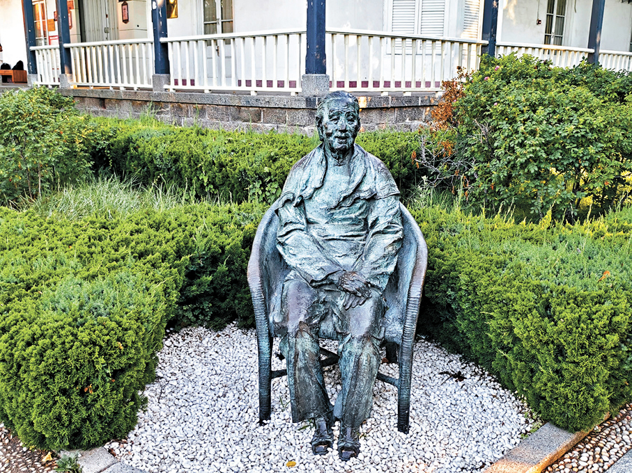 ◆煙台山冰心紀念館外的冰心像。