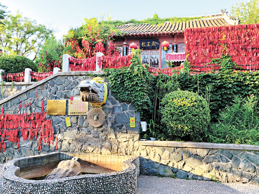 ◆遊客可以向龍蟾池中投硬幣許願。