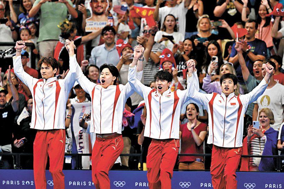 ◆中國男子4x100米混合泳接力決賽奪金。左起：徐嘉余、覃海洋、孫佳俊、潘展樂。法新社