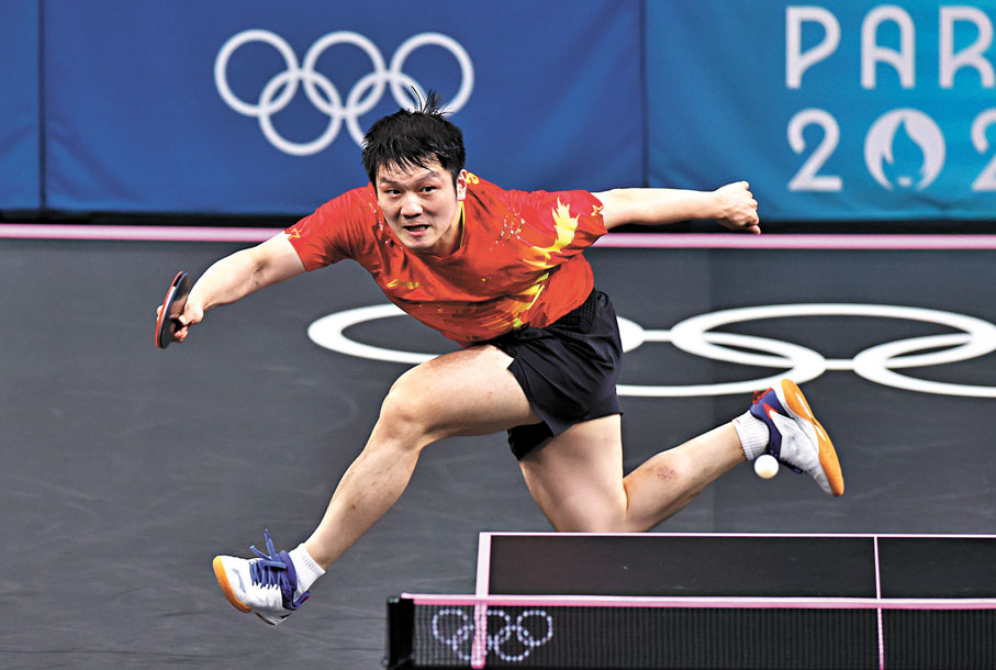 ◆8月4日，在巴黎奧運會乒乓球男單決賽中，中國選手樊振東以4比1戰勝瑞典選手莫雷高德，奪得金牌。圖為樊振東在比賽中。新華社