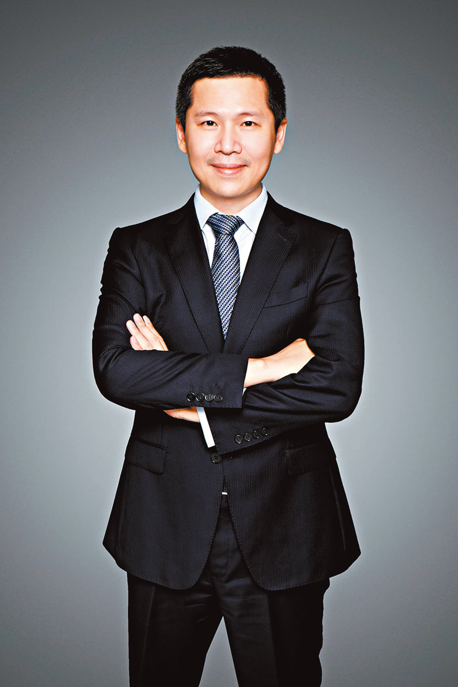 申萬宏源研究所副總經理、首席策略分析師王勝：市場短期雖仍為震盪市，但下半年A股指數中樞總體料逐步抬升，「本季可關注高股息投資機會，四季度或是成長行情演繹的窗口，建議留意新能源汽車電池鏈、汽車、IT、科創併購重組、出口鏈修復等投資機遇」。