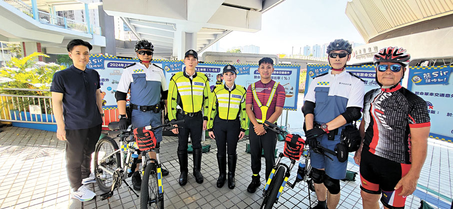 ◆林啟森（左三）、黎小慧（左四）及梁志賢（左五）講解道路安全。 香港文匯報記者鄧偉明 攝
