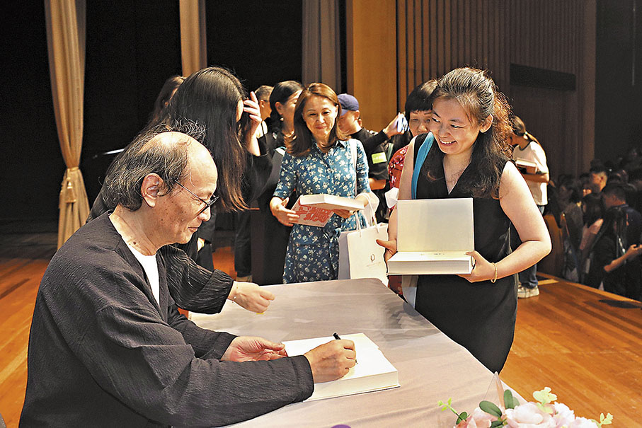 ◆金宇澄在「一本讀書會」名家講座後為讀者簽書。聯合出版集團供圖
