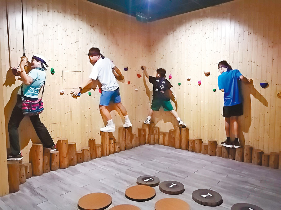 ◆體驗者在宜蘭忍者村嘗試飛簷走壁。