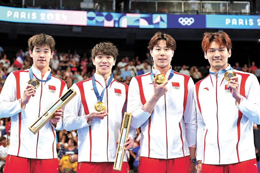 ◆巴黎時間8月4日，男子4×100米混合泳冠軍中國隊選手徐嘉余、覃海洋、孫佳俊、潘展樂（從右至左）在頒獎儀式上。 新華社