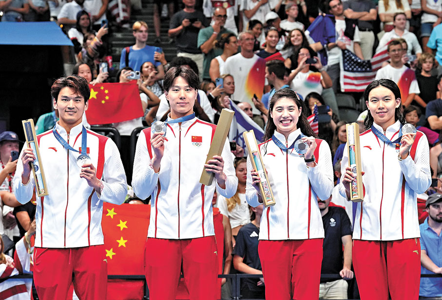 ◆巴黎時間8月3日，男女4×100米混合泳亞軍中國隊選手楊浚瑄、張雨霏、覃海洋、徐嘉余（從右至左）在頒獎儀上。 新華社