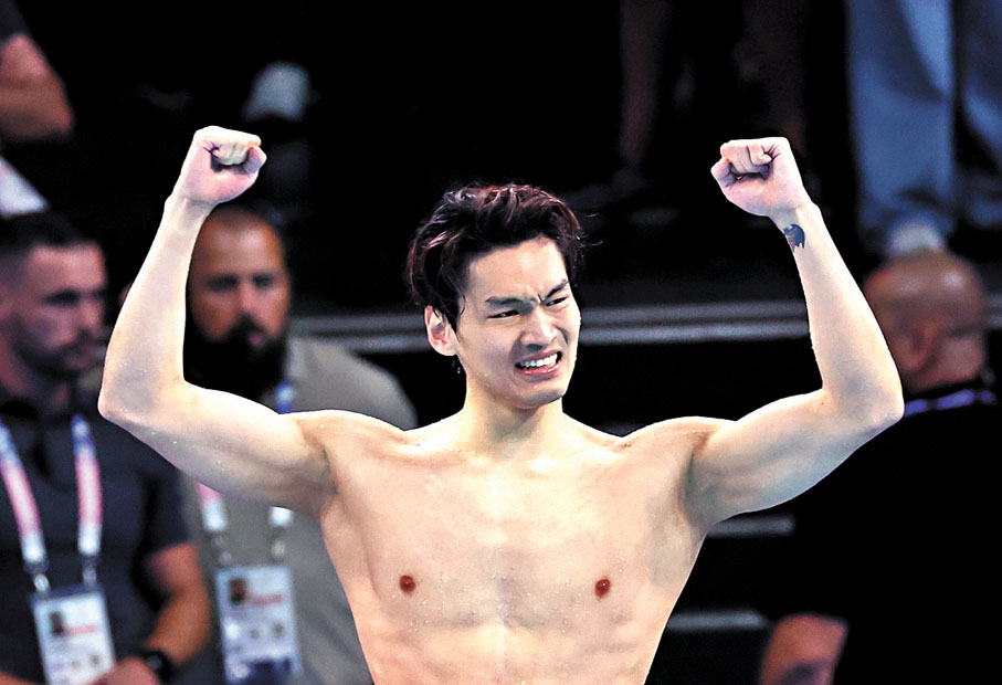 ◆巴黎時間8月4日，徐嘉余在奪冠後慶祝。 新華社