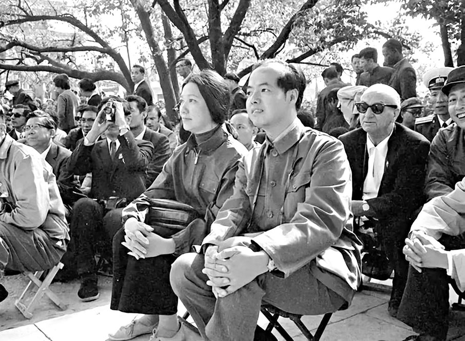◆1972年10月1日,李政道博士和夫人參加北京頤和園的國慶遊園聯歡會。 資料圖片