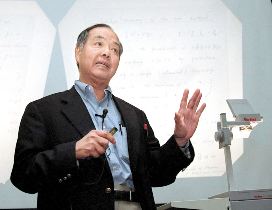 ◆2000年7月31日，第三屆全球華人物理學大會在香港中文大學開幕。圖為著名物理學家李政道教授做物理學專題講座。 資料圖片
