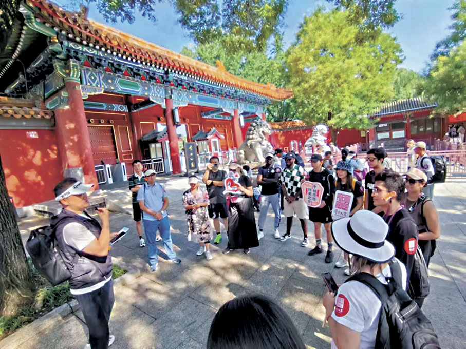 ◆在華外國人探訪北京中軸線上的景山公園。