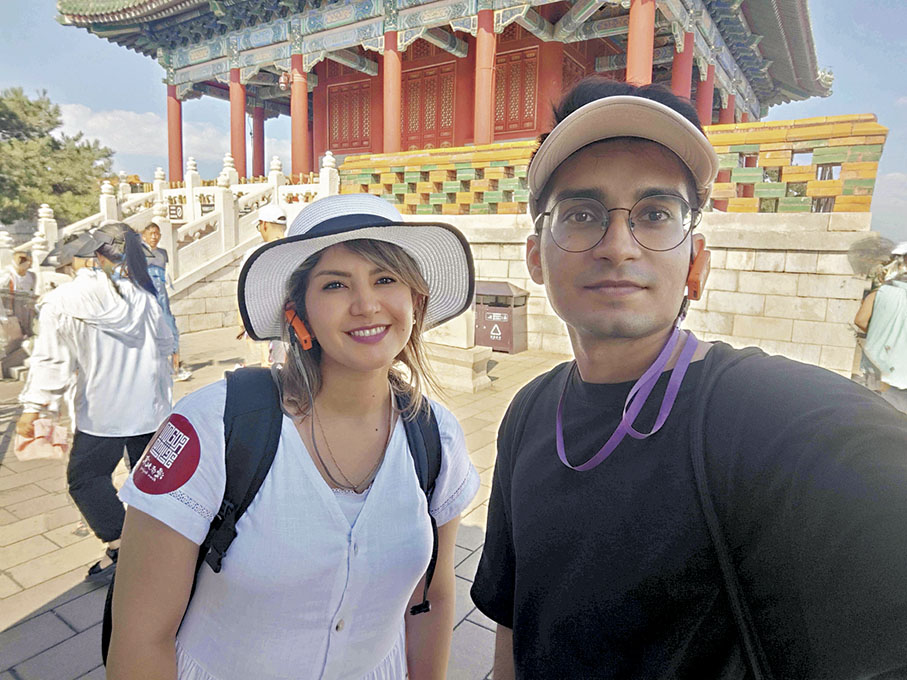 ◆來自巴基斯坦的小伙Usman和來自伊朗的Halima在北京中軸線留影。