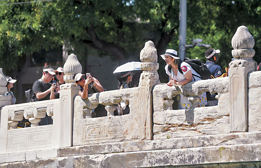 ◆外國遊客在萬寧橋上拍照。 網上圖片