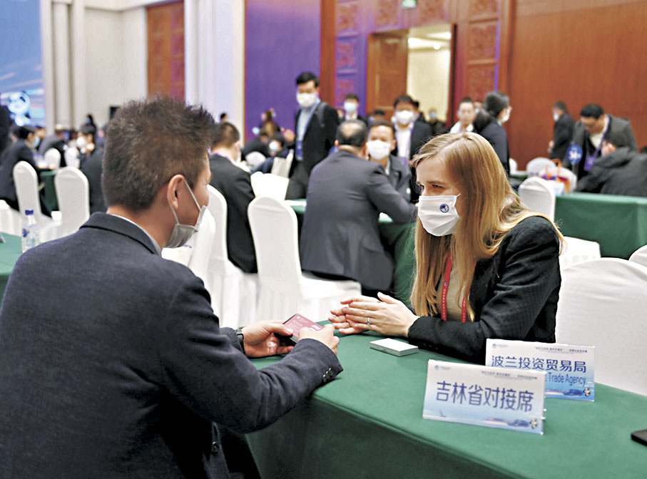 ◆國內統一大市場將使外資企業營商環境大大提升。圖為2023年「進博會走進吉林」活動期間，波蘭投資貿易局代表（右）與吉林企業代表進行洽談。 資料圖片
