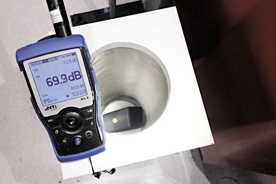 ◆降噪測試中，在喇叭播放模擬大型風機的噪音達99分貝(上圖)，把喇叭放進吸音聲學超材料後(下圖)，分貝儀顯示噪音減少約30分貝。 香港文匯報記者黃艾力  攝