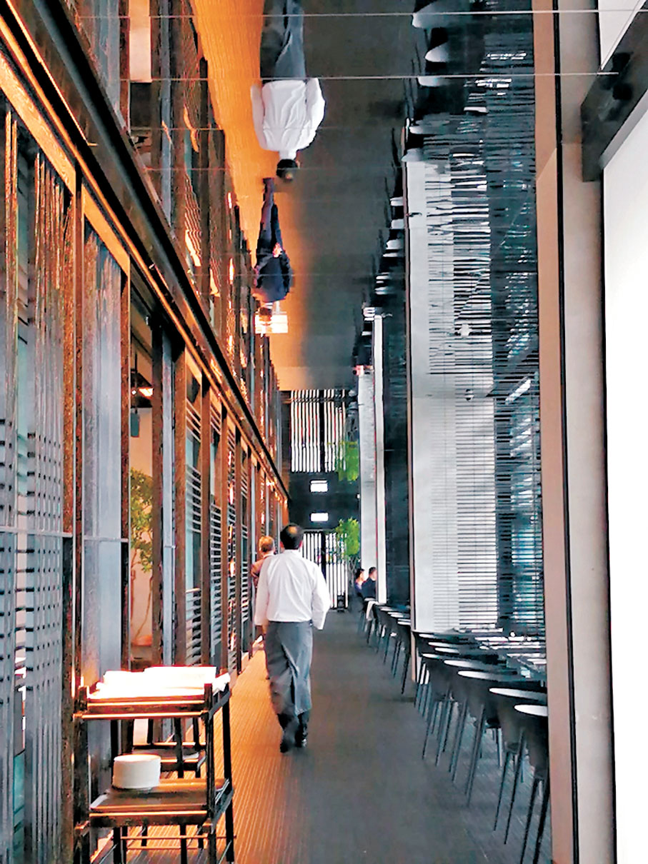 ◆餐廳特設面向海景的單邊位，邊嘗美食邊欣賞迷人的維港景致。