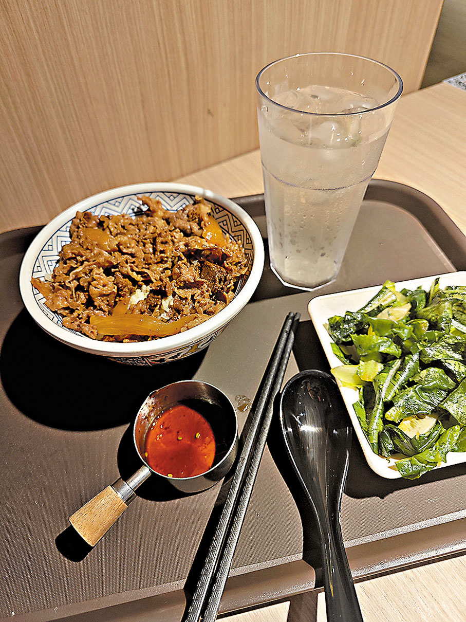 【當家牛丼】肥美多汁的牛肉鋪在熱騰騰的白飯上，配上特製的濃郁牛肉醬汁與恰到好處的香炒洋葱，每一口都能品嘗到牛肉的柔軟口感。