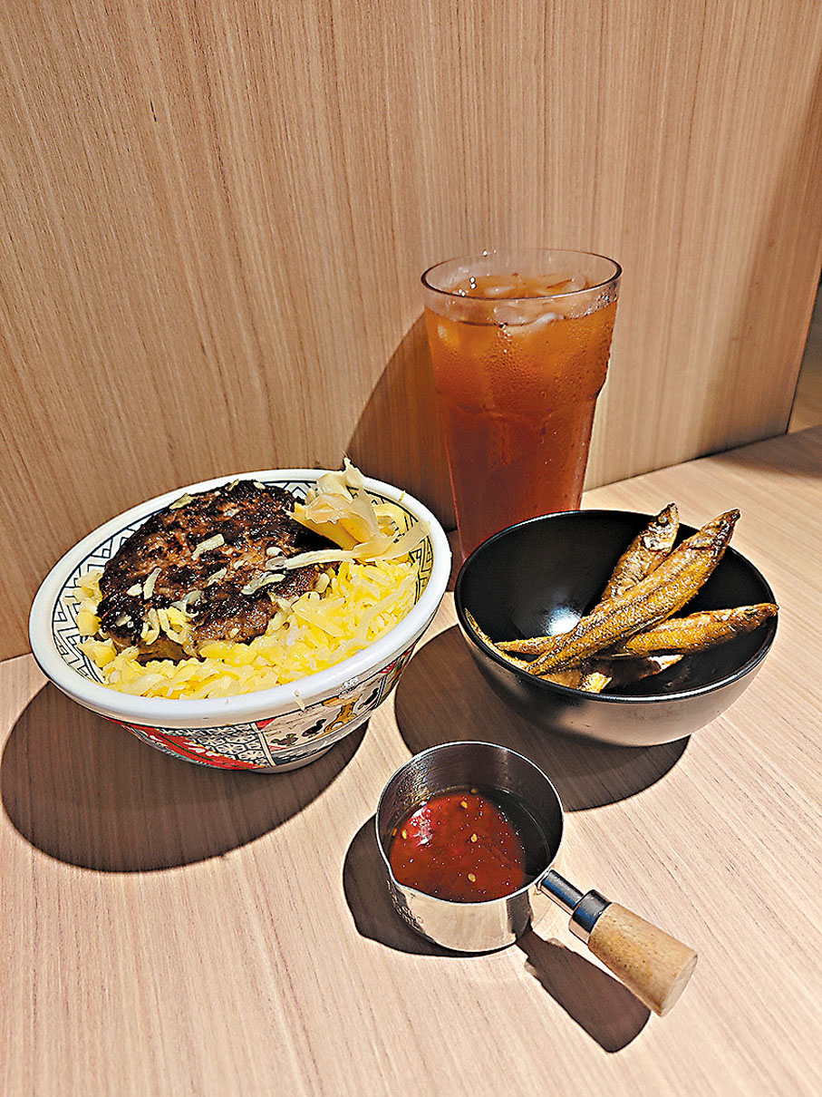 【雙重芝士牛魔王飯】厚切漢堡扒，肉汁豐盈，外層煎至金黃酥脆，再鋪上滿滿的馬蘇里拉和車打芝士，碎芝士的濃郁香氣與漢堡扒的肉香很搭。