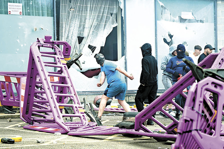 ◆蒙面示威者砸碎酒店玻璃窗。 美聯社