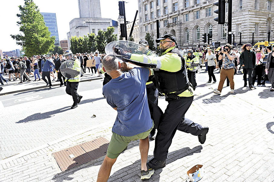 ◆利物浦市警員企圖制伏滋事者。 法新社