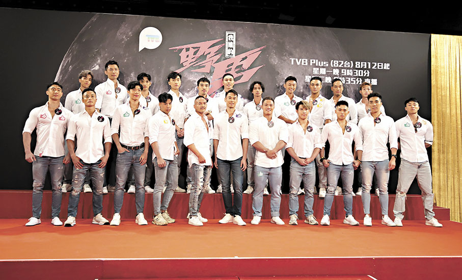 ◆22位參賽者身穿白恤衫及牛仔褲亮相。