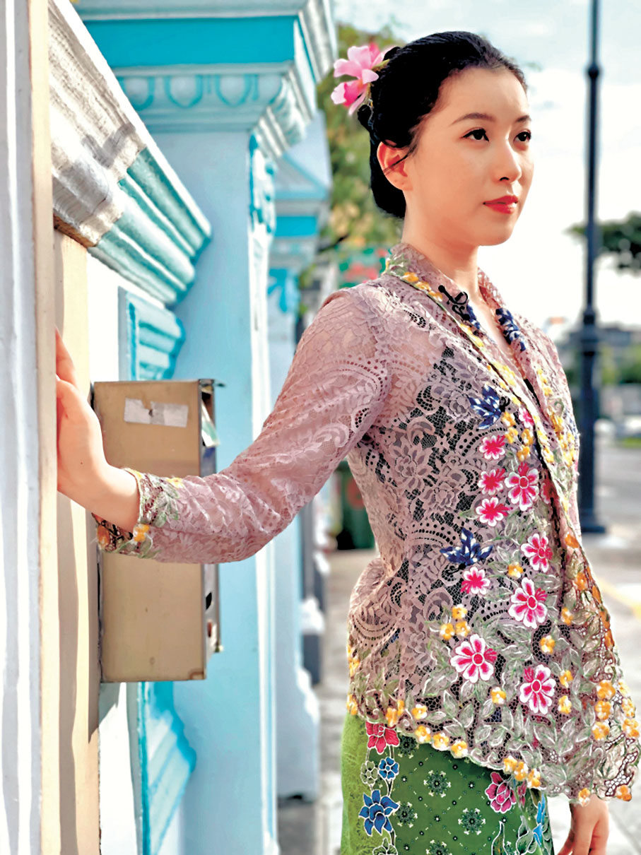 ◆吳芷靖體驗娘惹傳統服飾。