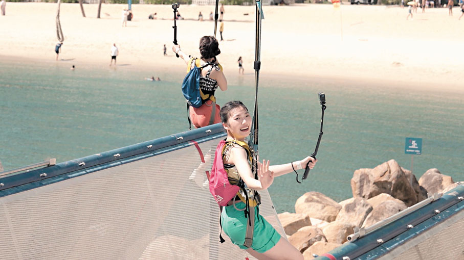 ◆陳紫佟大玩高空飛索。