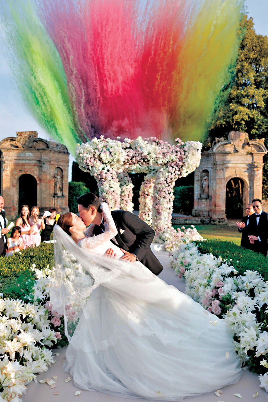 ◆吳千語與施伯雄甜蜜拗腰擁吻。