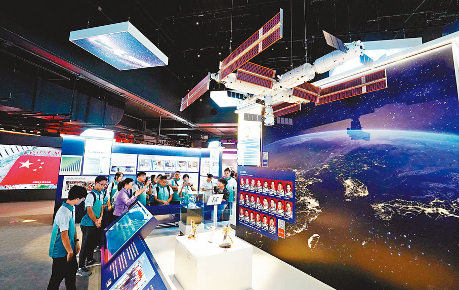 ◆學生參觀國家航天科技展區。 香港文匯報記者曾興偉  攝
