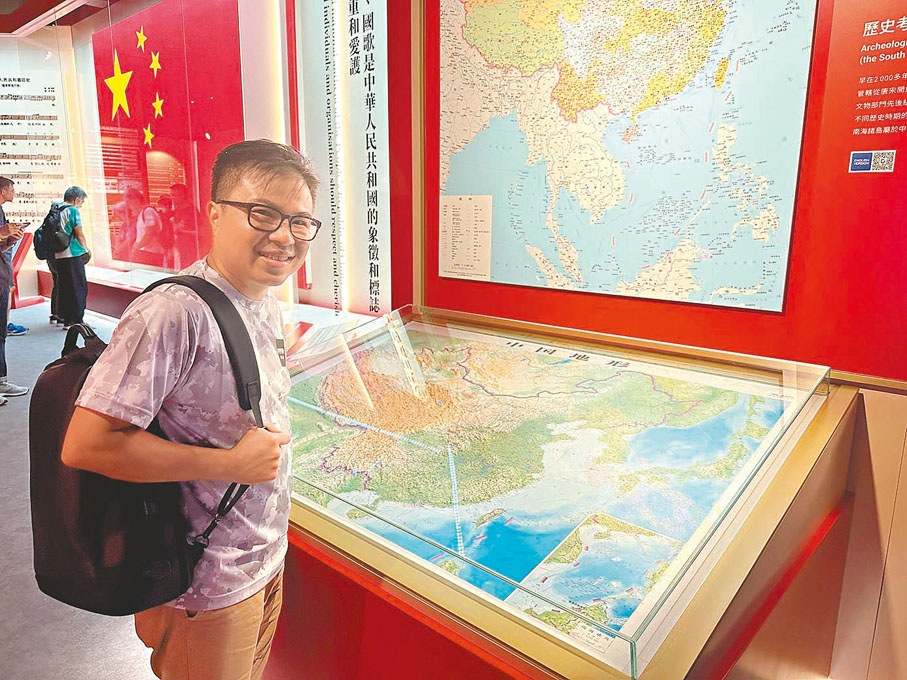 ◆市民蘇先生：一早就帶兒子來先睹為快。香港文匯報記者黃子龍  攝