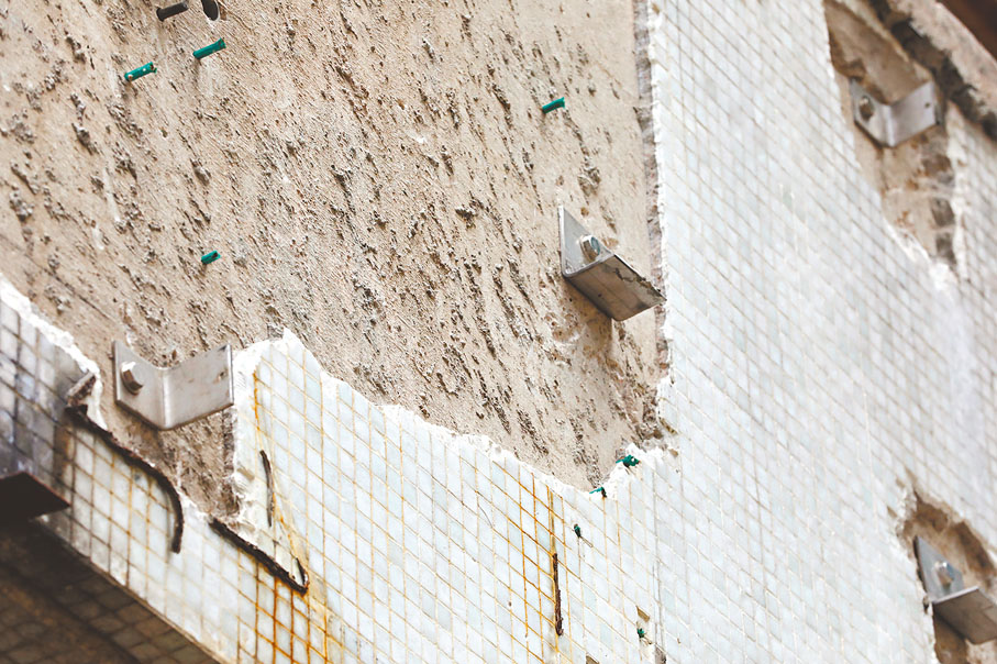 ◆外牆紙皮石大面積起泡。