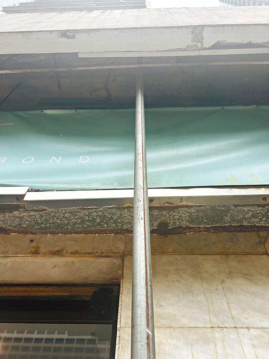 ◆為防止石屎跌落，大廈地面已安裝不少支撐柱。