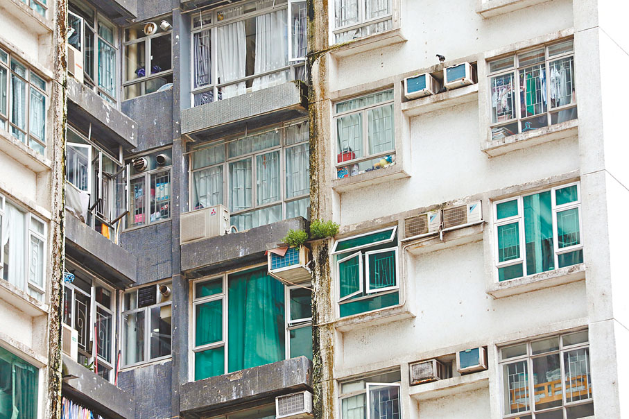 ◆城市花園大廈外牆日久失修，有剝落風險。