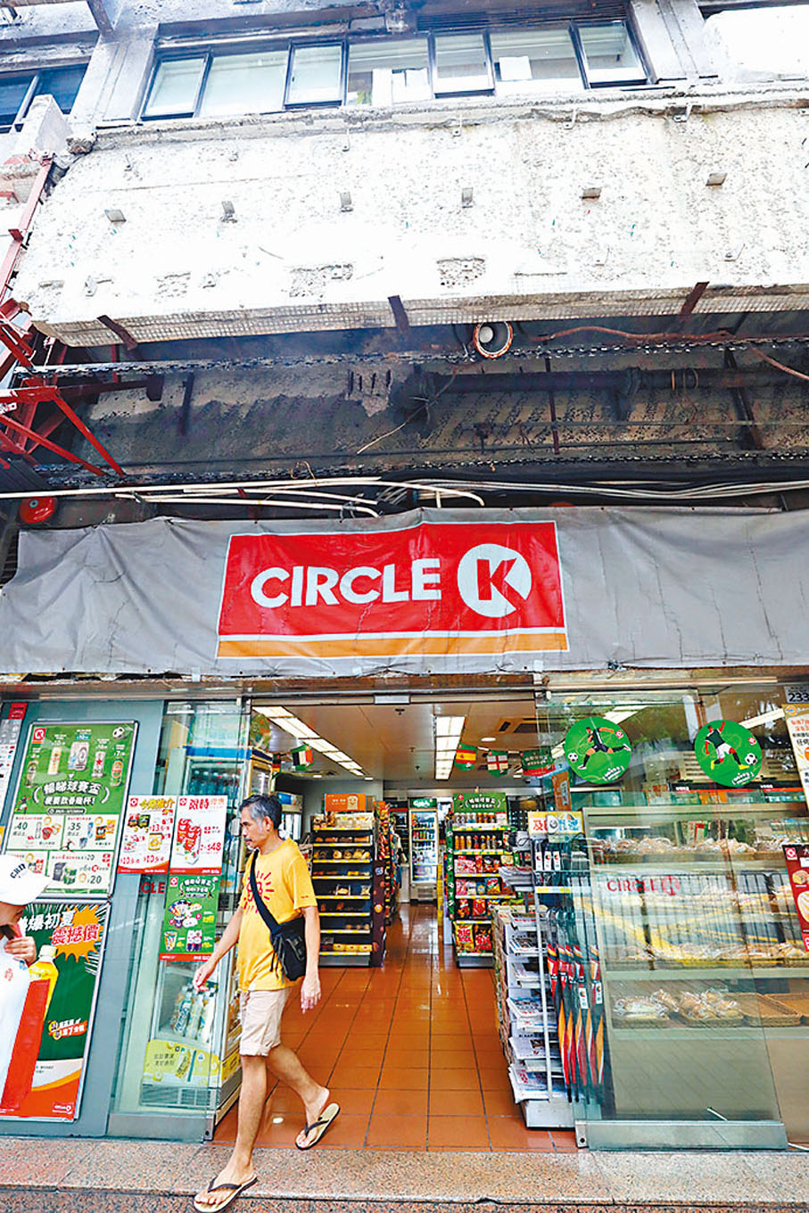 ◆5年前城市花園商場一間便利店店前，曾有一塊5×1米巨型石屎跌落，險釀悲劇。