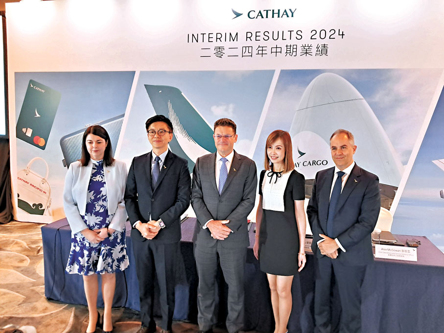 ◆左起為國泰航空財務總裁沈碧嘉、行政總裁林紹波、主席賀以禮、顧客及商務總裁劉凱詩及營運及航空服務總裁麥皓雲。 香港文匯報記者曾業俊  攝