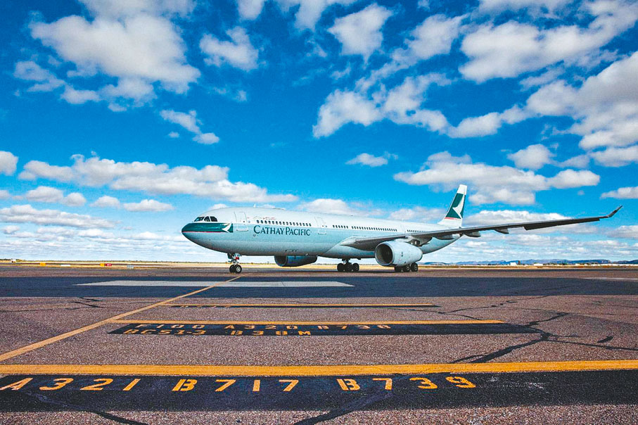 ◆國泰疫情期間停泊海外的飛機已全部復飛，圖為停泊在澳洲沙漠的A330今年6月重返香港。 資料圖片