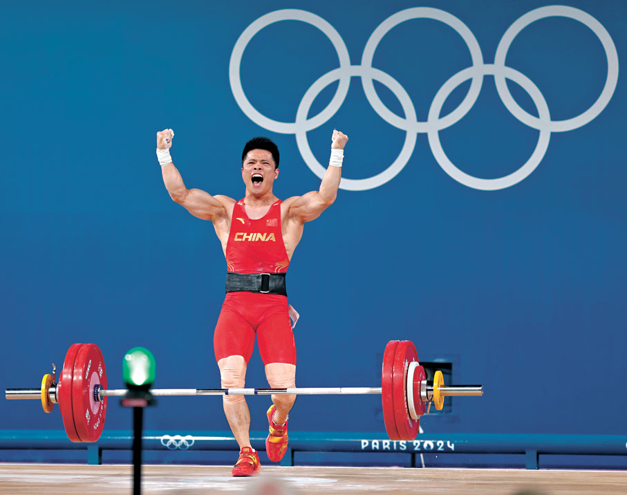 ◆李發彬舉起雙臂振奮慶祝。  新華社