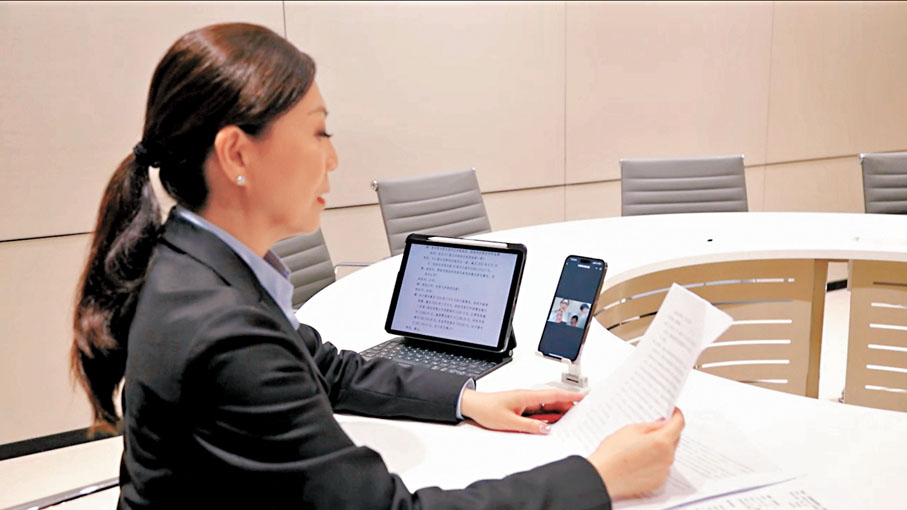 ◆香港調解會在粵參與跨境商事糾紛調解的首個案件近日在深圳前海法院完成。圖為香港調解會副主席馬嫊傃在開展調解工作。香港文匯報廣州傳真