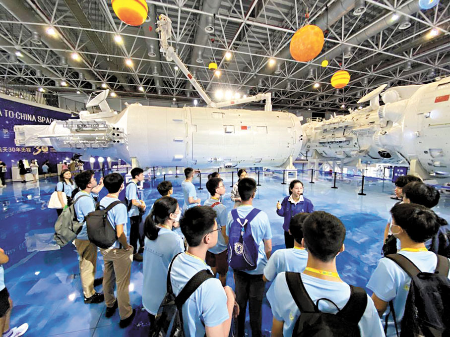 ◆學苑去年組織了香港資優學生大灣區創新科技考察之旅。 受訪者供圖