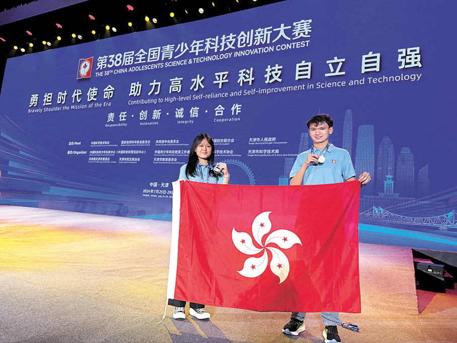 ◆學苑學員潘潁霖（左）和NILSSON Albin Olo於第38屆全國青少年科技創新大賽以環保餐具租用機榮獲二等獎。 受訪者供圖