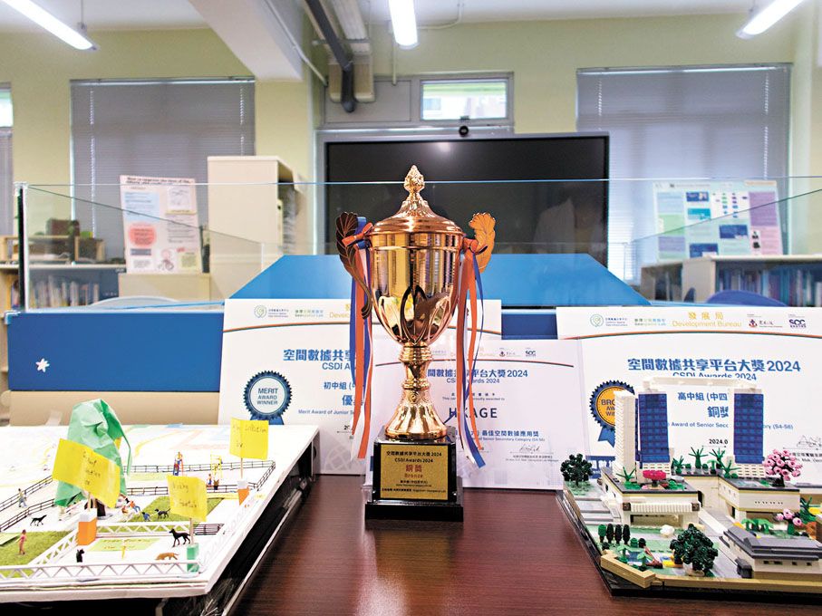 ◆學苑資源中心內展示學員的作品和獎盃。陳藝  攝