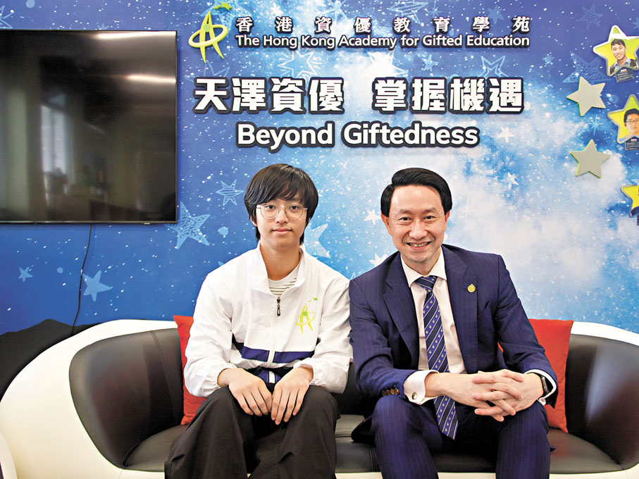 ◆吳沛熹(左)視黃金耀為榜樣。 陳藝 攝