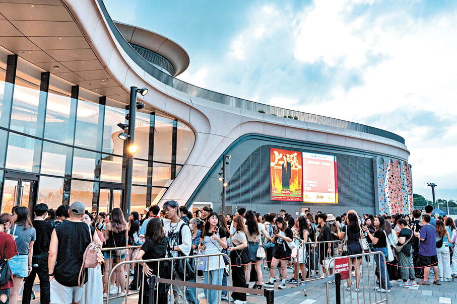 ◆婁峻碩粉絲在創夢館外等待入場。 場館供圖