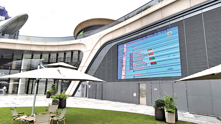 ◆訪客可在創夢館外坐下觀看大屏幕。