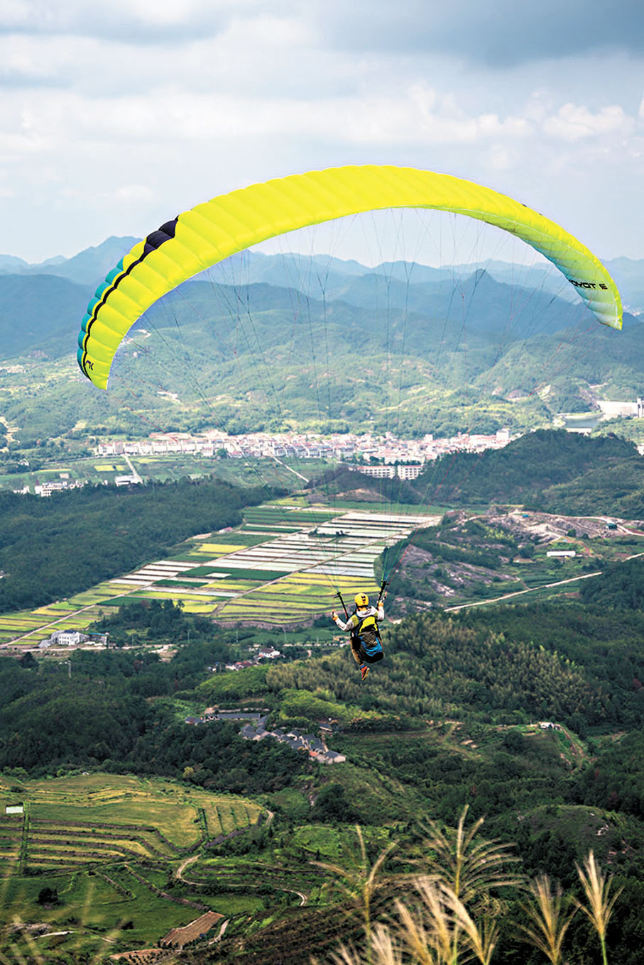 ◆遊客體驗滑翔傘觀光。